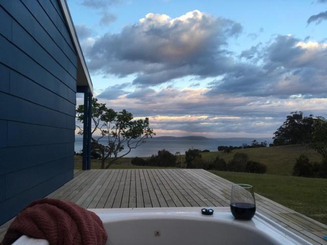 The Woolshed And Farmhouse Blue, Bruny Island Barnes Bay Екстериор снимка